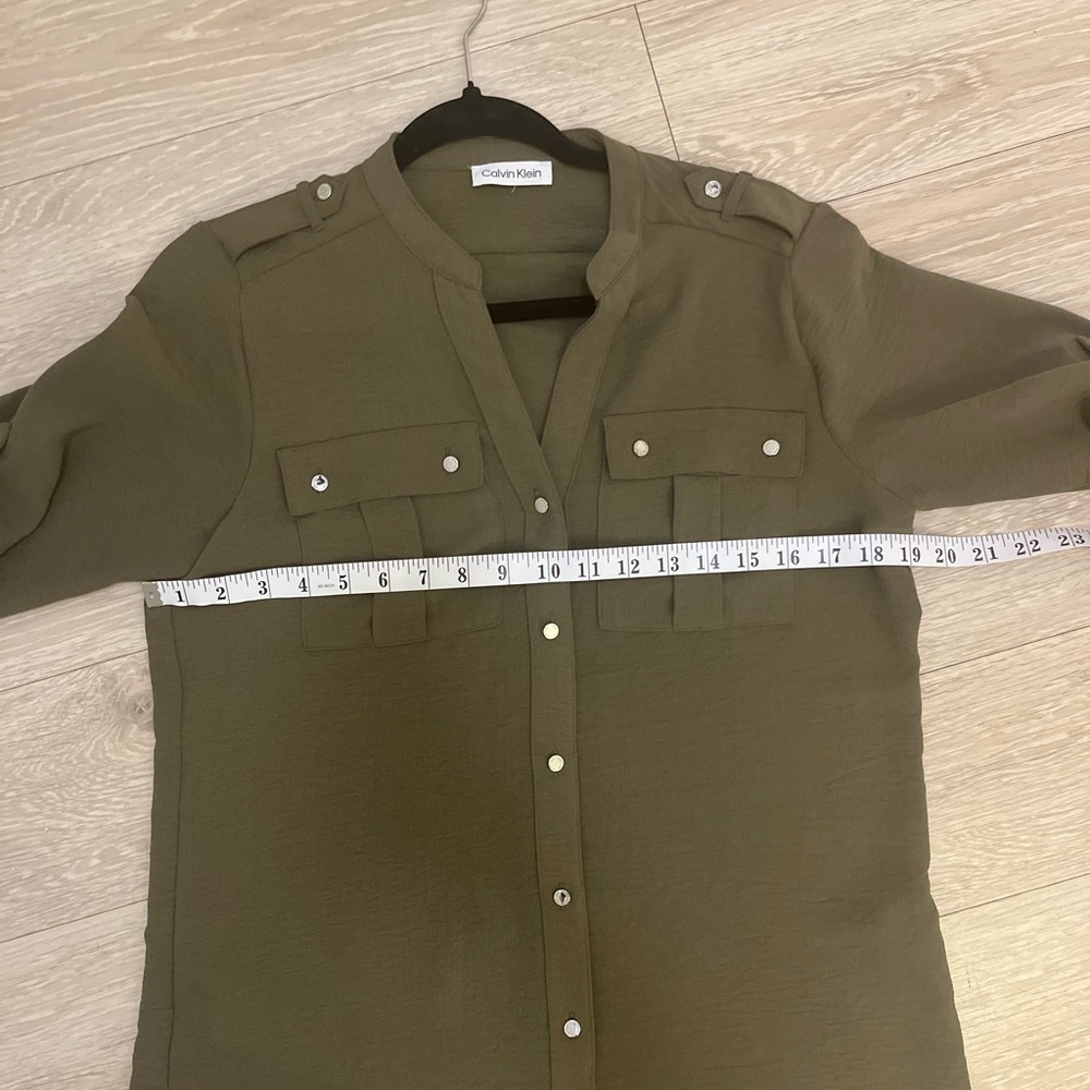 Calvin Klein Olive Green Utility Roll-Tab Sleeve Blouse - Size Medium - Picture 5 of 5